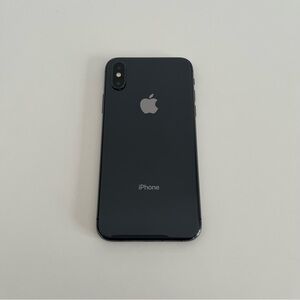 iPhone XS 64 GB with Case